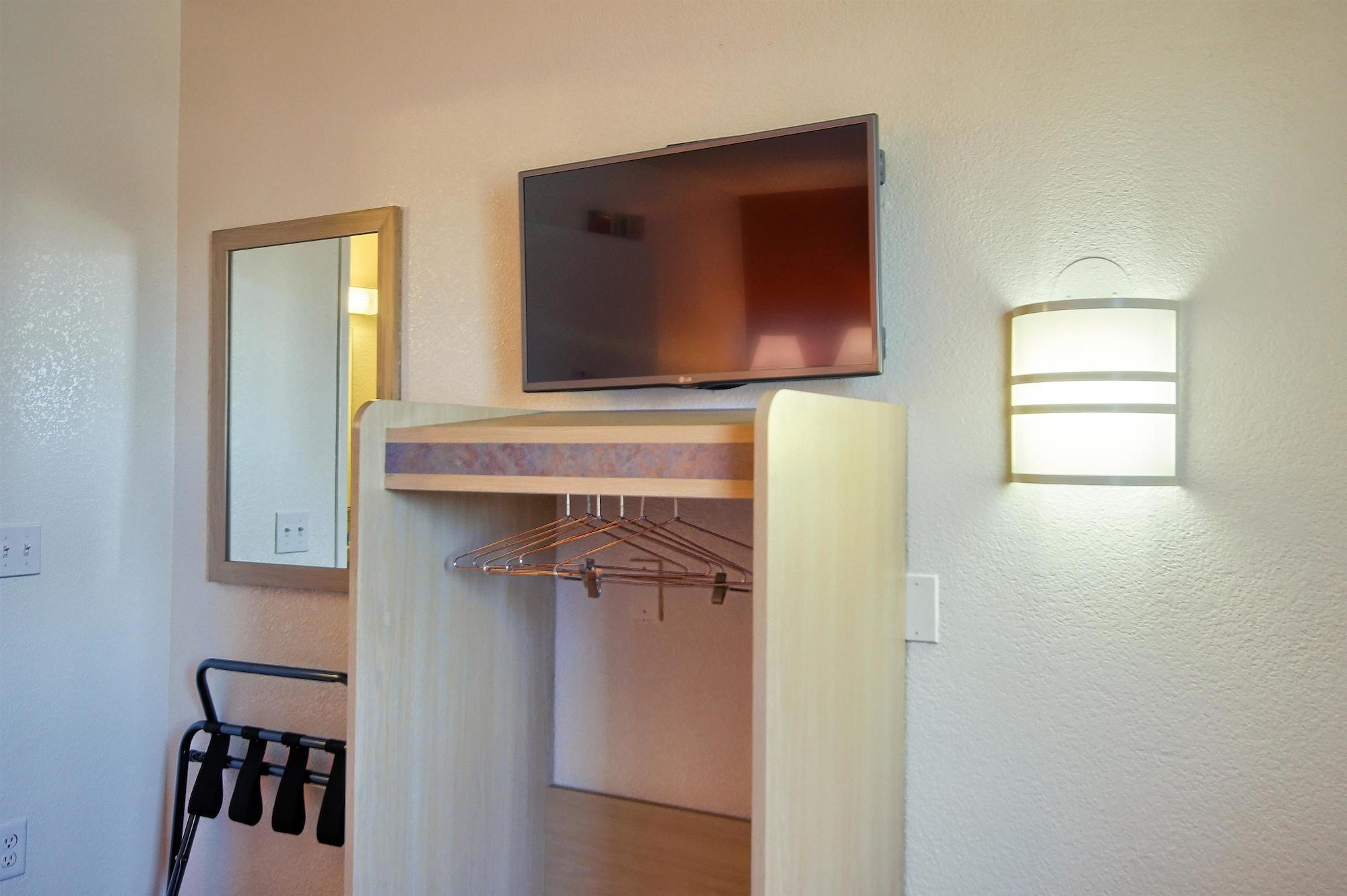 Hotel 6-fresno, Ca - Blackstone South