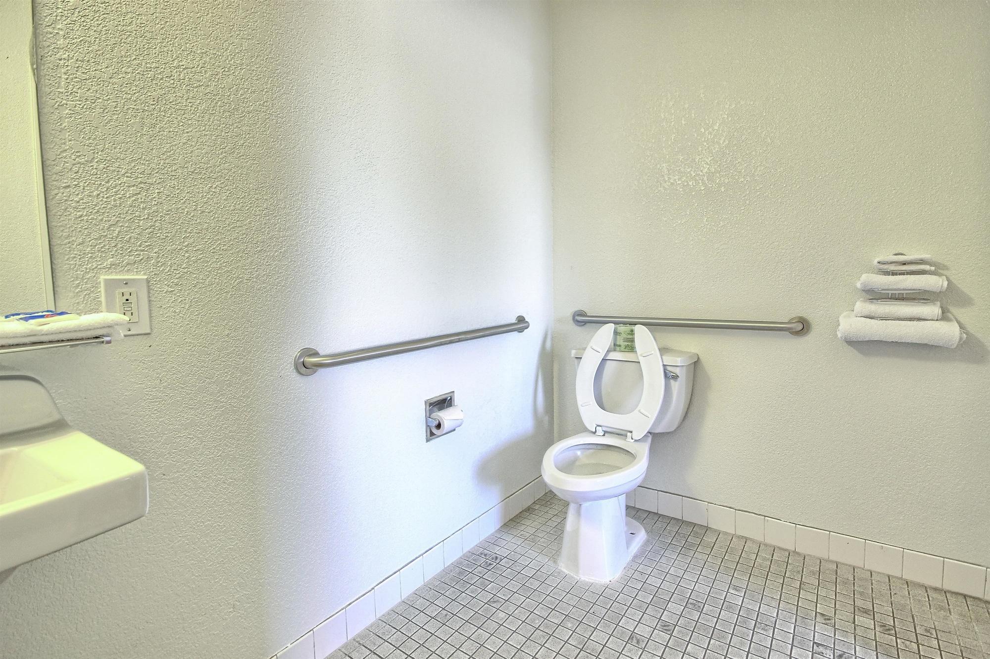Hotel 6-fresno, Ca - Blackstone South