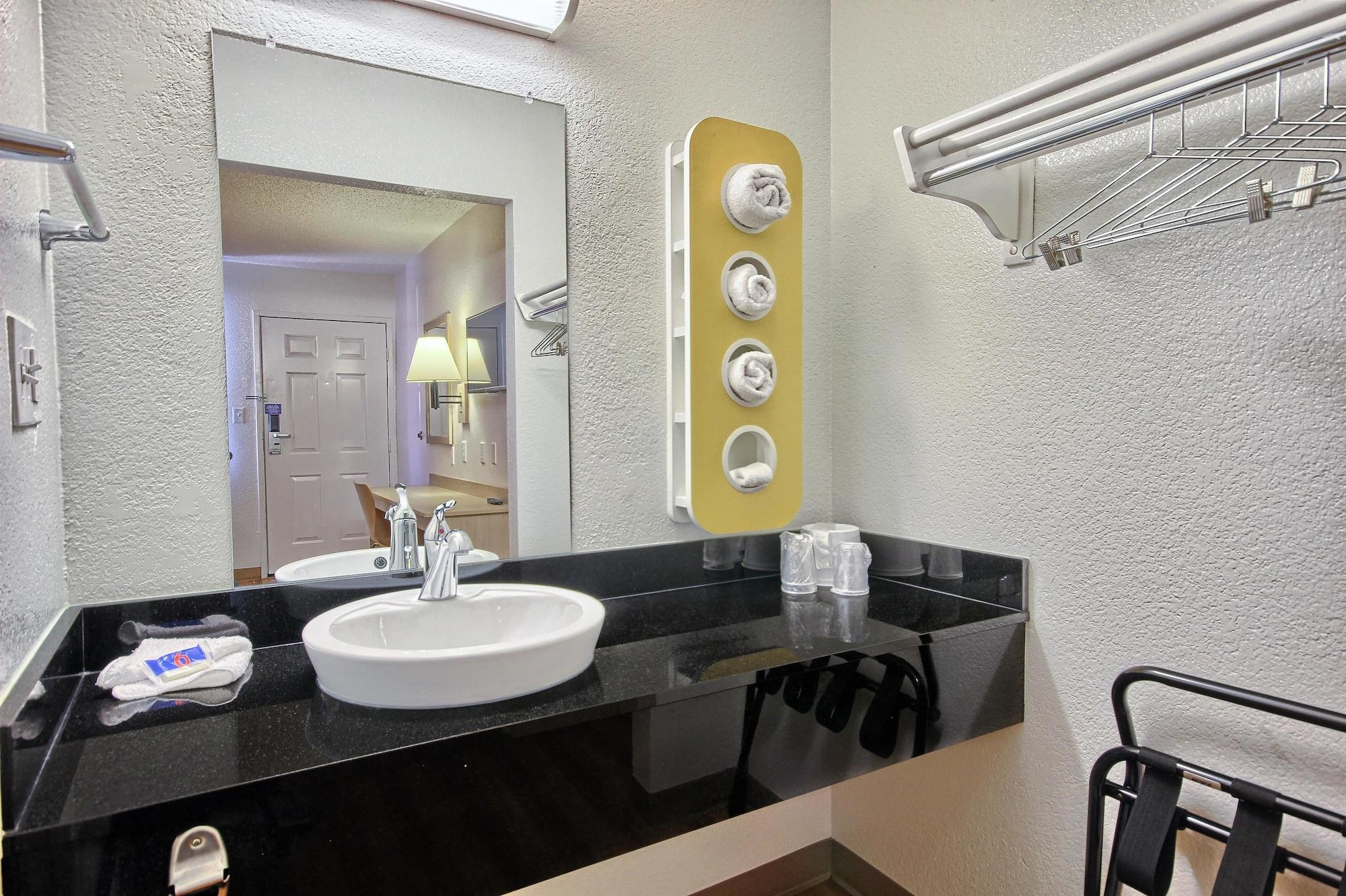 Hotel 6-fresno, Ca - Blackstone South 2*