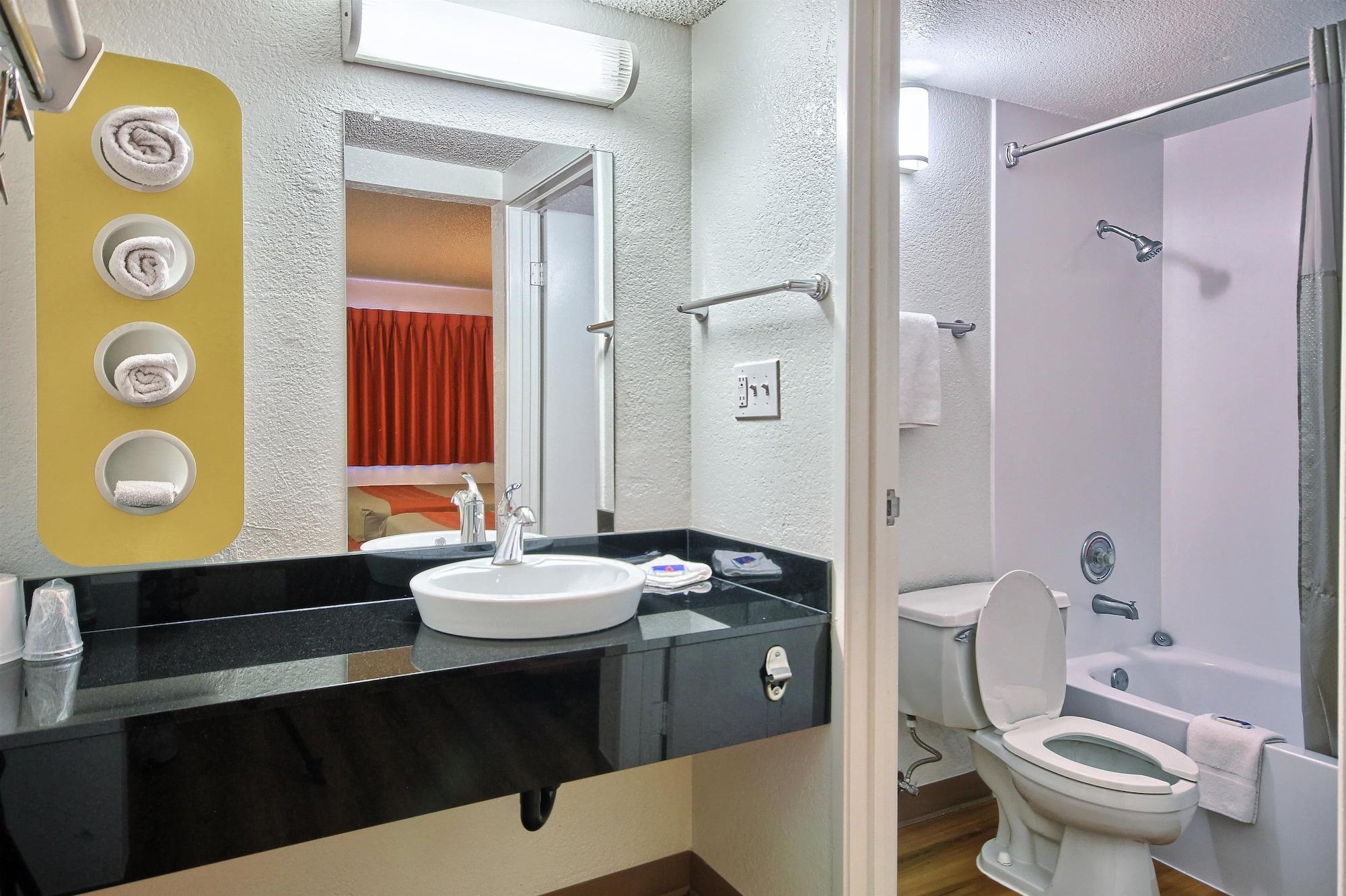 Hotel 6-fresno, Ca - Blackstone South 2*