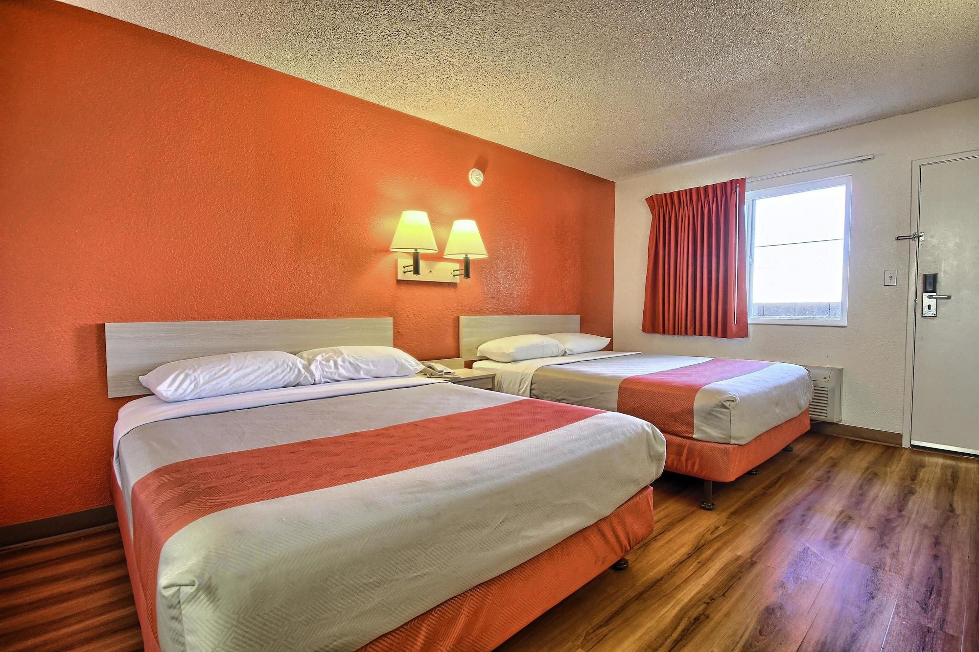 Hotel 6-fresno, Ca - Blackstone South