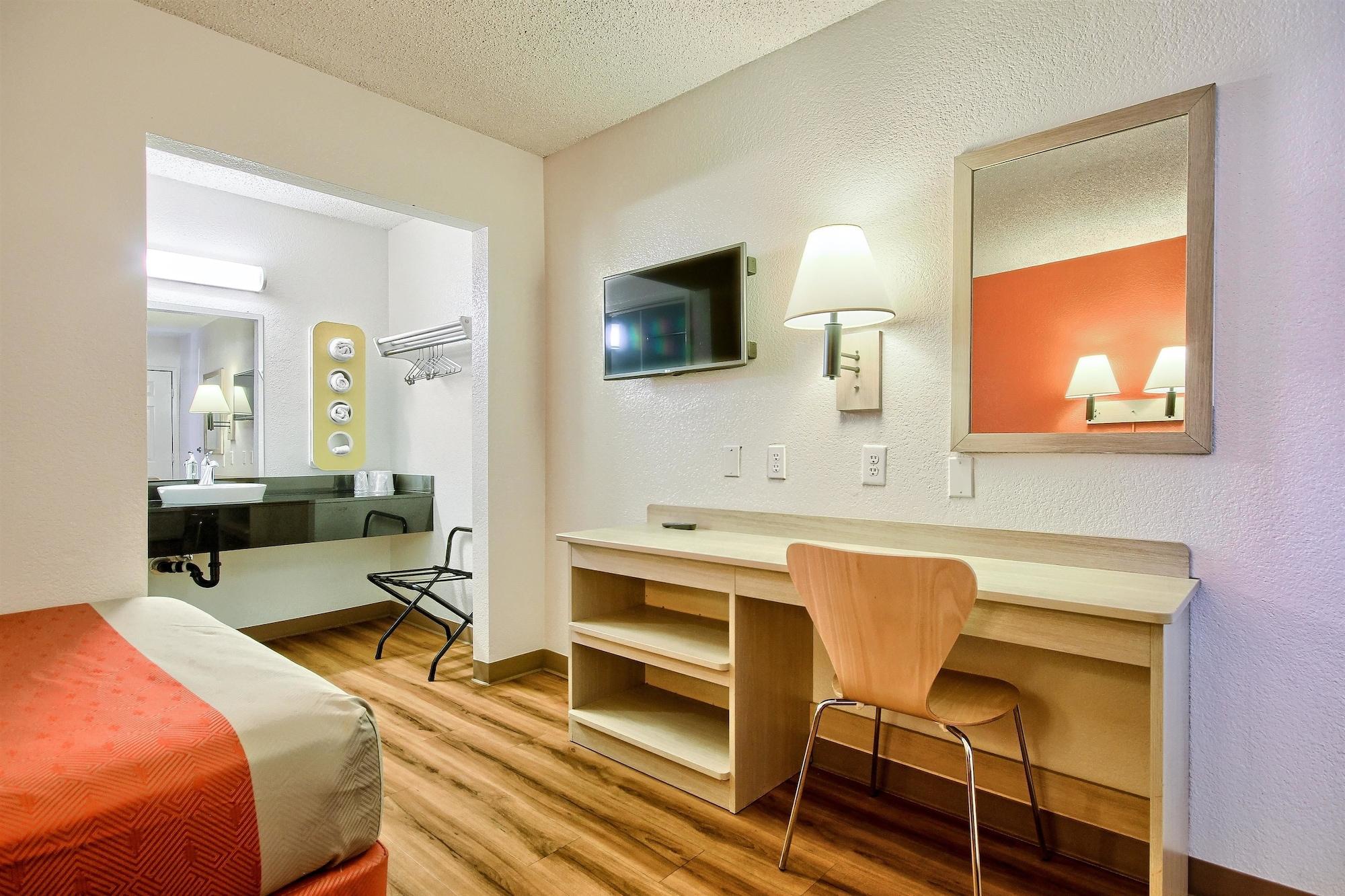 Hotel 6-fresno, Ca - Blackstone South