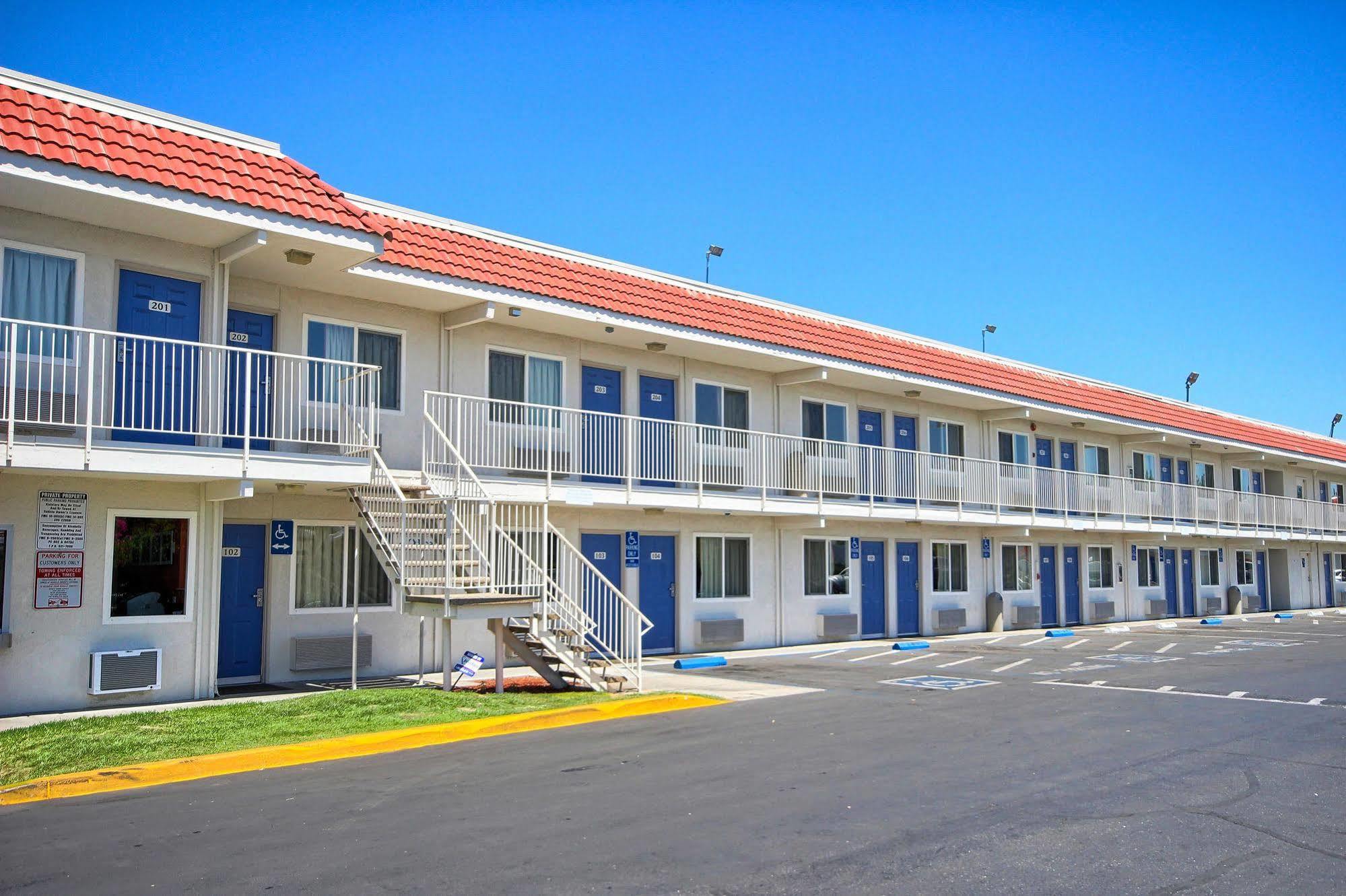 Hotel 6-fresno, Ca - Blackstone South