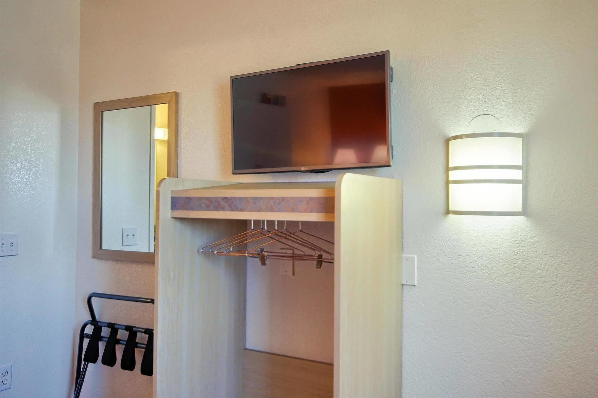 Hotel 6-fresno, Ca - Blackstone South Fresno