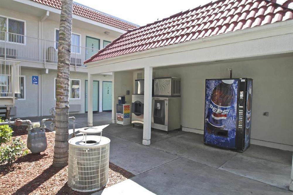 Hotel 6-fresno, Ca - Blackstone South
